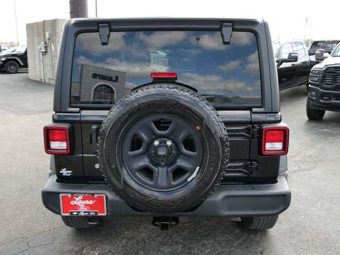 Used 2018 Jeep Wrangler Unlimited Sport AWD/4WD image 6