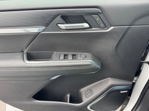 Used 2025 GMC Acadia Elevation image 11