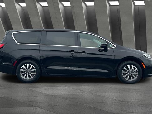 Used 2024 Chrysler Pacifica Select image 3