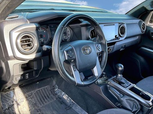 Used 2016 Toyota Tacoma TRD Sport image 13