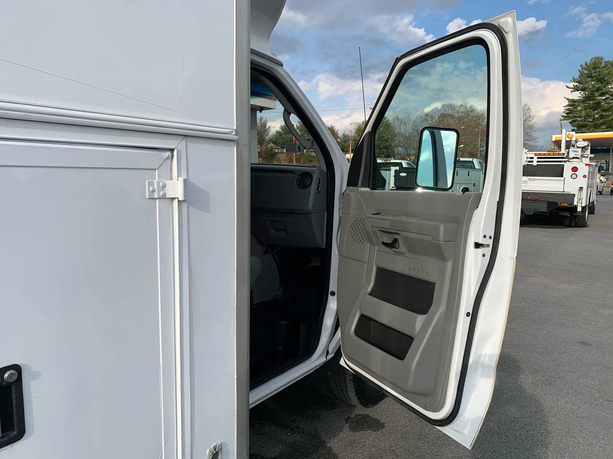 Used 2013 Ford E-450 and Econoline 450 Super Duty w/ PWR Locks & Windows Group RWD image 19