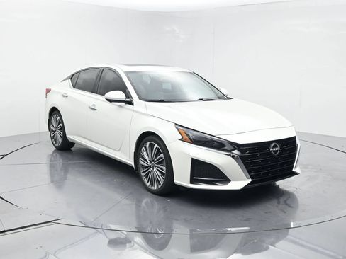 Used 2024 Nissan Altima 2.5 SL FWD image 2