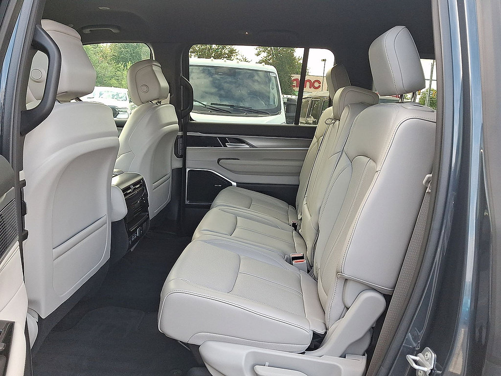 Used 2025 Jeep Wagoneer 4WD image 26