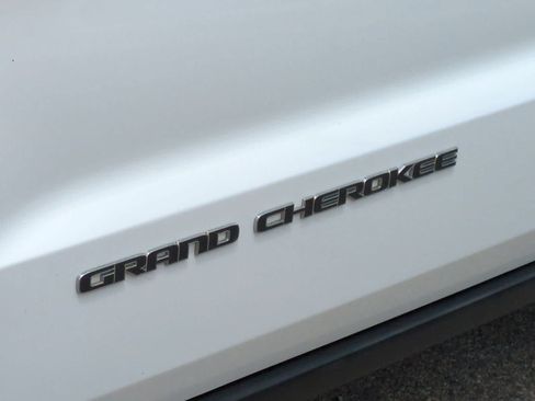 Used 2018 Jeep Grand Cherokee Laredo AWD/4WD image 13