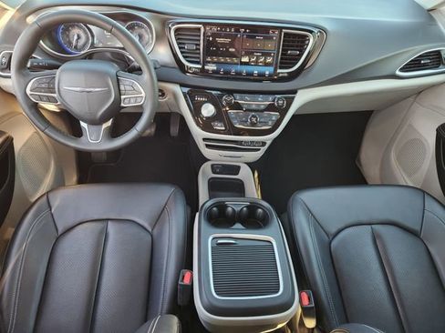 Used 2024 Chrysler Pacifica Touring-L image 25