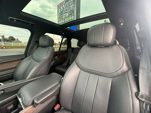 Used 2025 Land Rover Range Rover SE AWD/4WD image 13