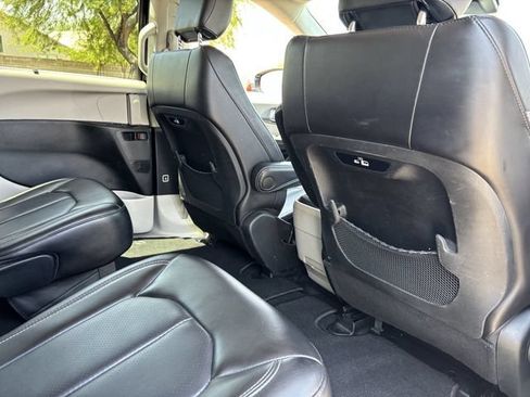 Used 2023 Chrysler Pacifica Touring-L FWD image 13