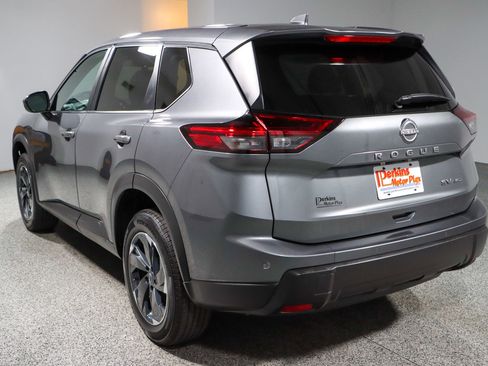 Used 2024 Nissan Rogue SV image 9