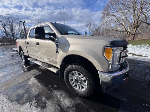 Used 2017 Ford F250 XLT w/ FX4 Off-Road Package image 2