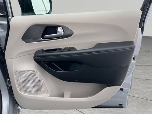 Used 2024 Chrysler Pacifica Touring-L image 63