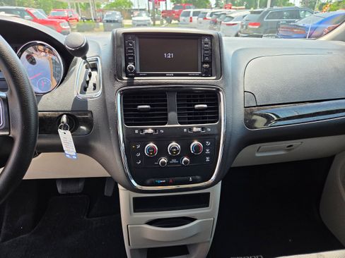 Used 2019 Dodge Grand Caravan SE w/ UConnect Hands-Free Group FWD image 7
