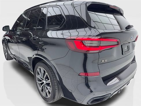 Used 2022 BMW X5 M50i image 10