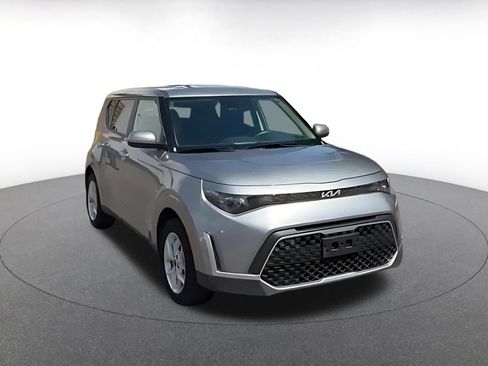 Used 2025 Kia Soul LX w/ LX Technology Package FWD image 3