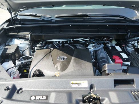 Used 2022 Toyota Highlander XLE AWD/4WD image 13