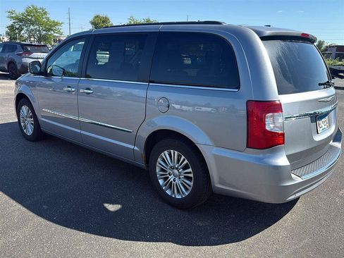 Used 2015 Chrysler Town & Country Touring-L w/ Driver Convenience Group FWD image 3
