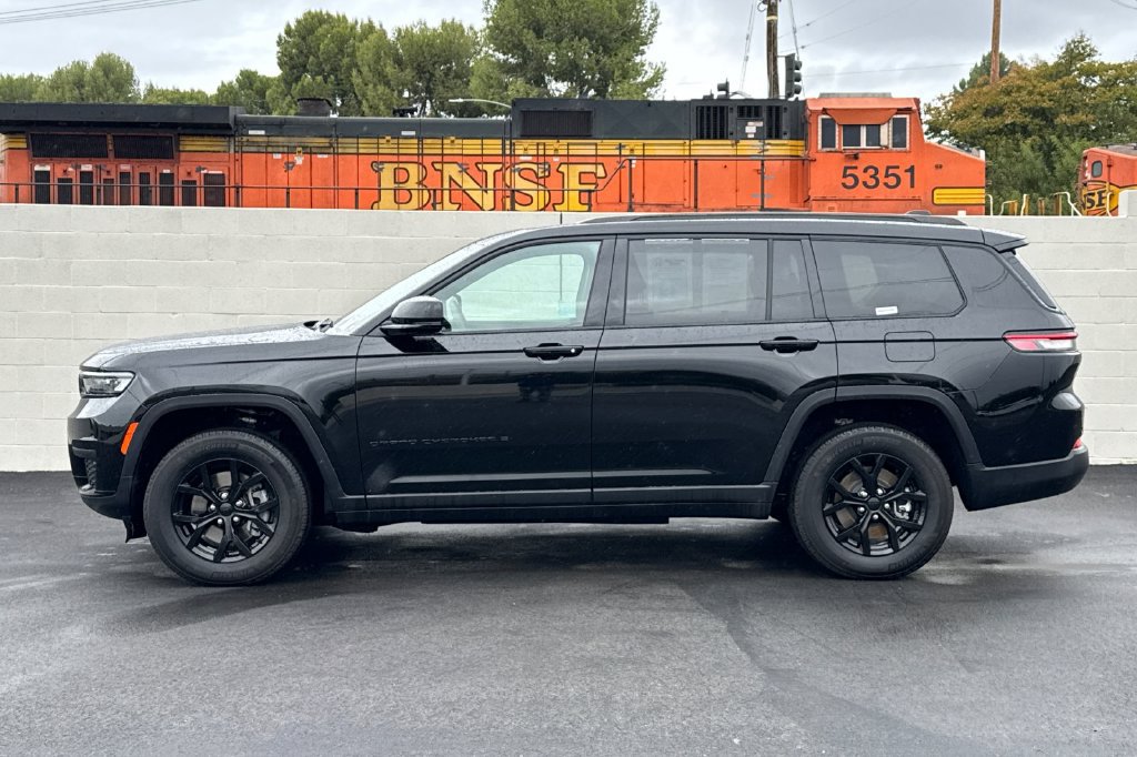 Used 2024 Jeep Grand Cherokee L Altitude RWD image 10