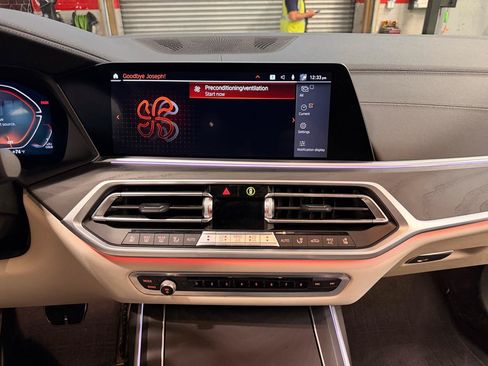 Used 2022 BMW X7 xDrive40i w/ M Sport Package AWD/4WD image 17