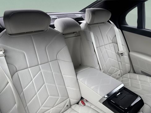 Certified 2024 BMW i7 xDrive60 image 26