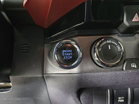 Used 2018 Toyota Tacoma TRD Sport AWD/4WD image 25