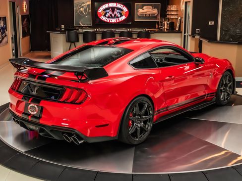 Used 2021 Ford Mustang Shelby GT500 w/ Carbon Fiber Track Pack RWD image 13