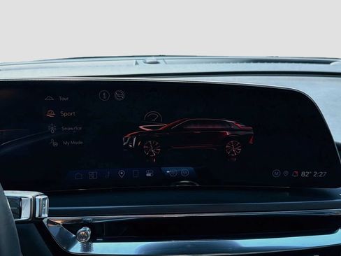 Used 2024 Cadillac Lyriq Tech RWD image 28