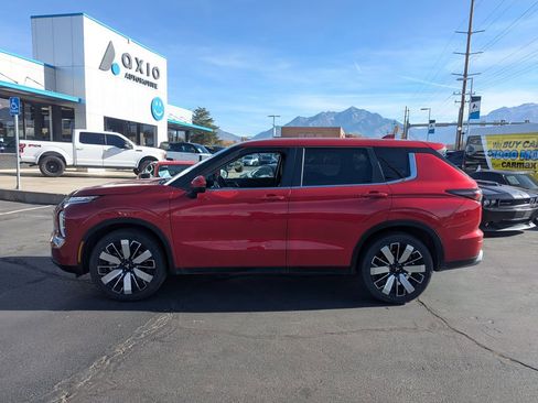 Used 2025 Mitsubishi Outlander SE image 9