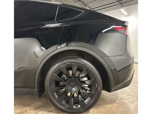 Used 2022 Tesla Model Y Long Range image 10