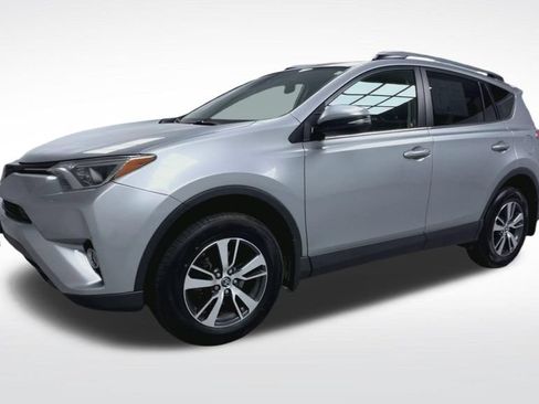 Used 2018 Toyota RAV4 XLE AWD/4WD image 4