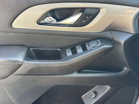 Used 2022 Chevrolet Traverse LT FWD image 18