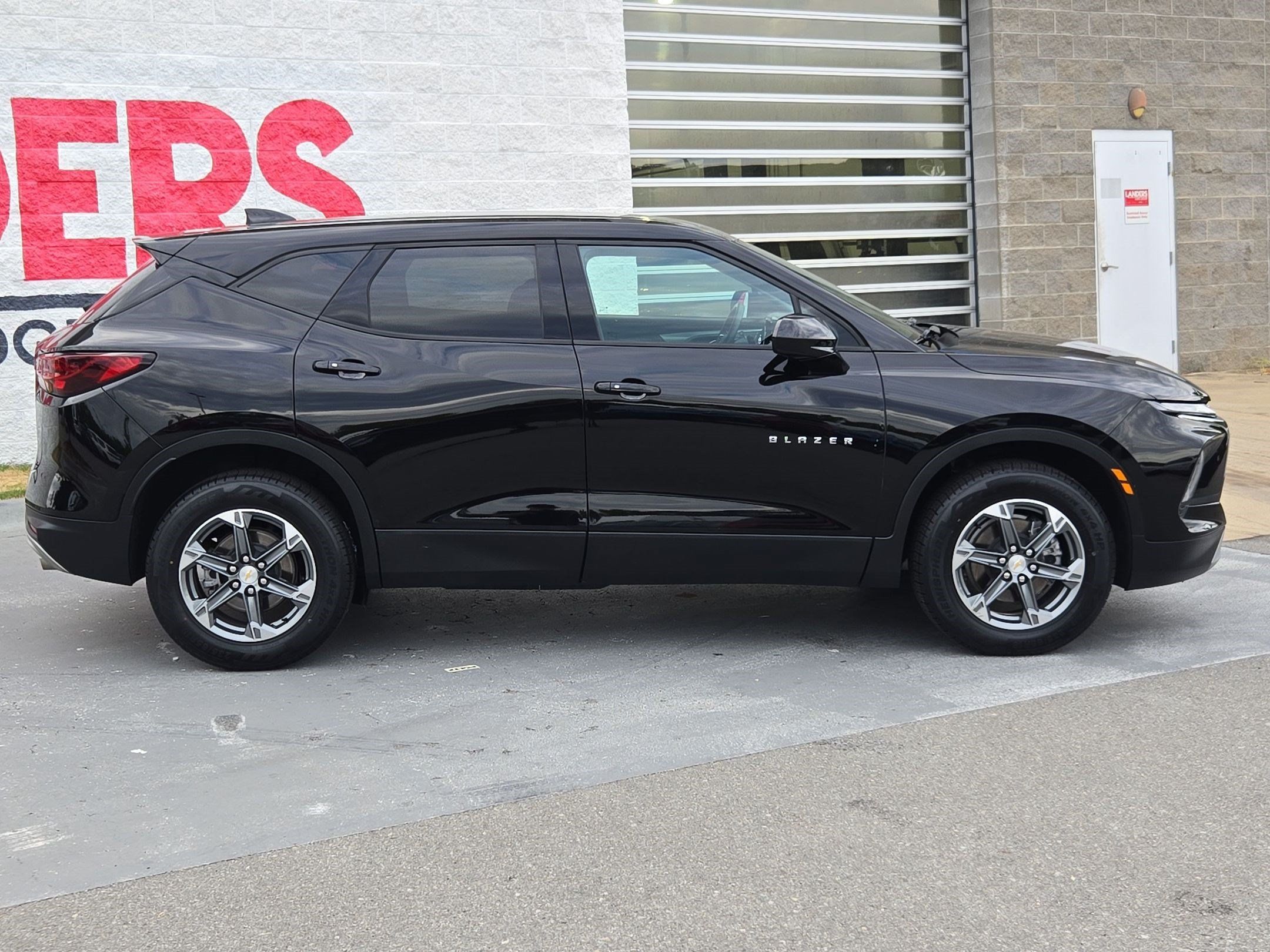 Used 2025 Chevrolet Blazer LT FWD image 8