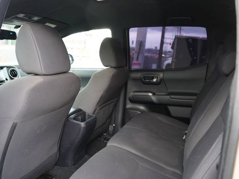 Used 2017 Toyota Tacoma TRD Sport AWD/4WD image 15