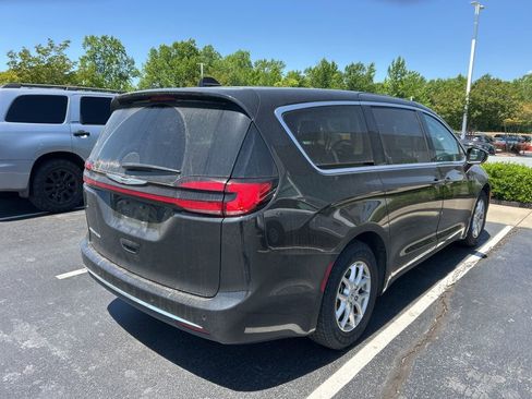Used 2024 Chrysler Pacifica Touring-L image 6