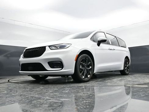 Used 2023 Chrysler Pacifica Touring-L w/ S Appearance Package image 50