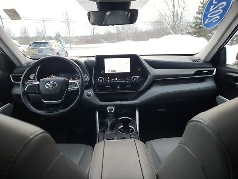 Used 2023 Toyota Highlander XLE image 10