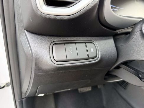 Certified 2025 Hyundai Venue SE image 17