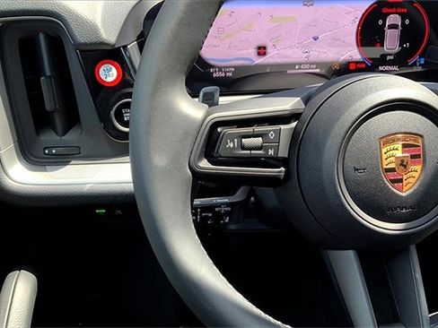 Used 2025 Porsche Cayenne image 39