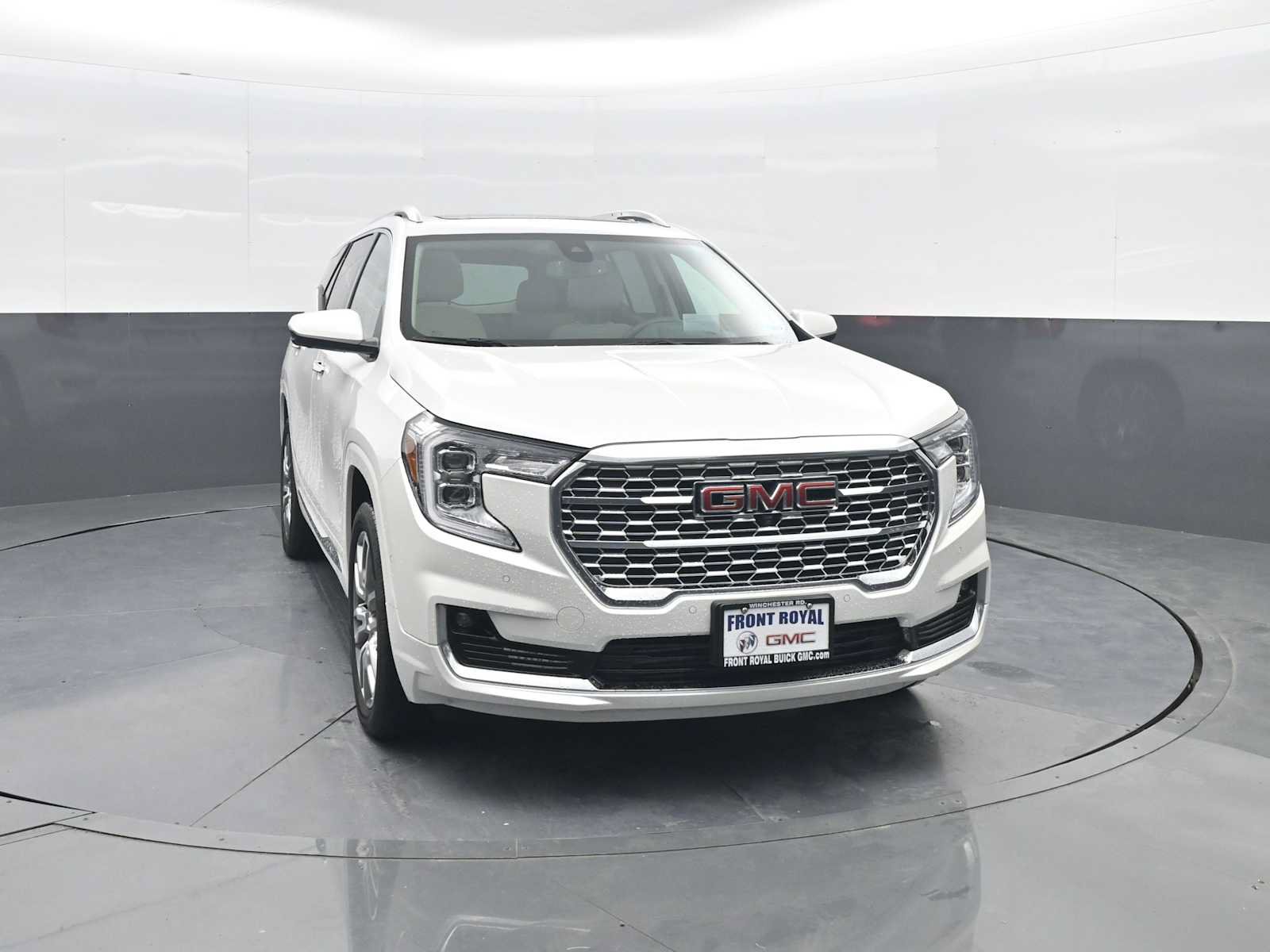 Used 2024 GMC Terrain Denali w/ Denali Premium Package AWD/4WD image 2