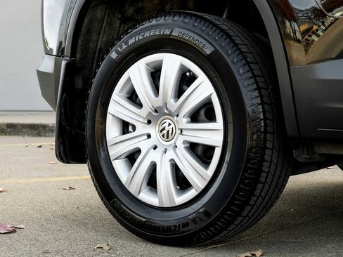 Used 2017 Volkswagen Tiguan S image 53