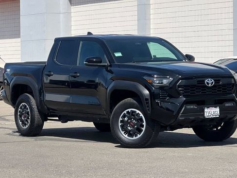 Certified 2025 Toyota Tacoma TRD Off-Road w/ TRD Off Road Upgrade Package AWD/4WD image 2