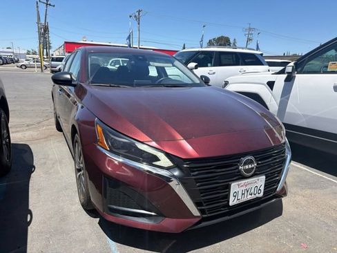 Used 2024 Nissan Altima 2.5 SV FWD image 3