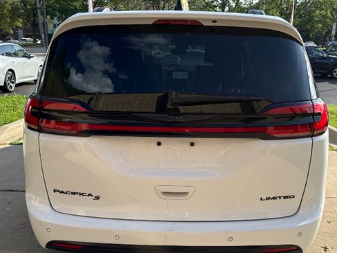 Used 2025 Chrysler Pacifica Limited FWD image 15