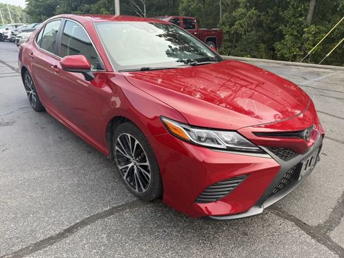 Used 2020 Toyota Camry SE w/ 4 Season Floor Mat Package FWD image 5