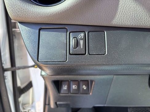 Used 2018 Toyota Yaris L image 20