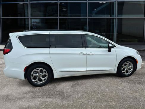 Used 2023 Chrysler Pacifica Limited FWD image 8