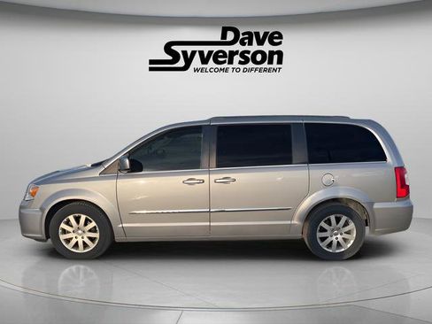 Used 2016 Chrysler Town & Country Touring image 7