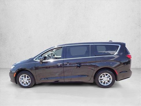 Used 2024 Chrysler Pacifica Touring-L FWD image 2