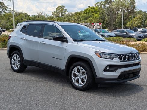 Used 2024 Jeep Compass Latitude AWD/4WD image 2