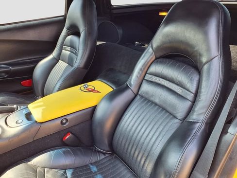 Used 2004 Chevrolet Corvette Coupe w/ Roof Package RWD image 20