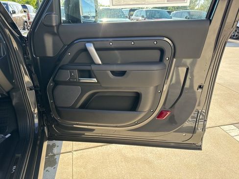 New 2024 Land Rover Defender 90 V8 image 9