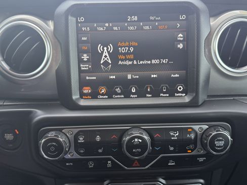 Used 2022 Jeep Gladiator Overland w/ Cold Weather Group AWD/4WD image 23